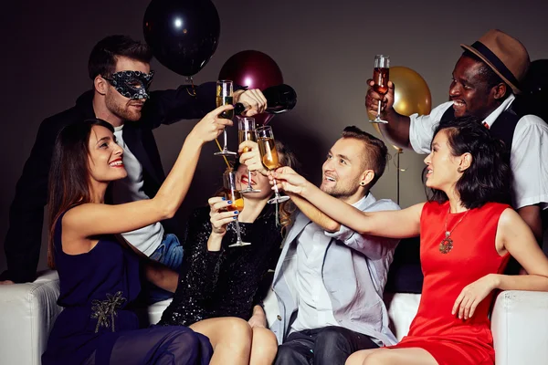 Gente celebrando vacaciones — Foto de Stock