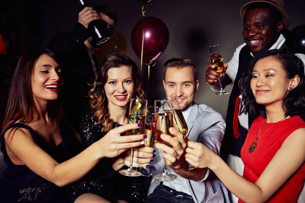 Gente celebrando vacaciones — Foto de Stock