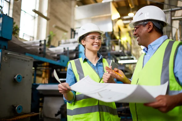 Ingenieure in Uniform und Schutzhelmen — Stockfoto