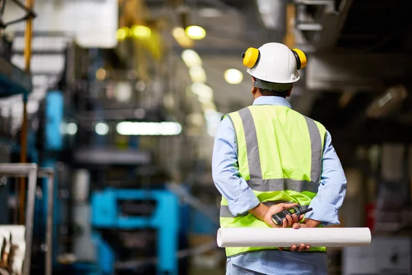 Capataz con walkie-talkie y plano — Foto de Stock