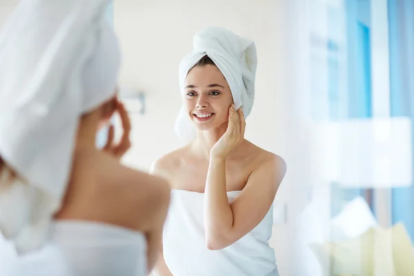 Girl standing in front of mirror — Stock Photo, Image