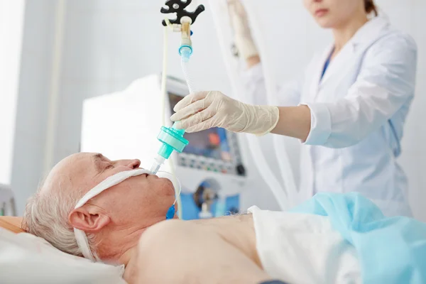 Nurse intruding endotracheal tube — Stock Photo, Image