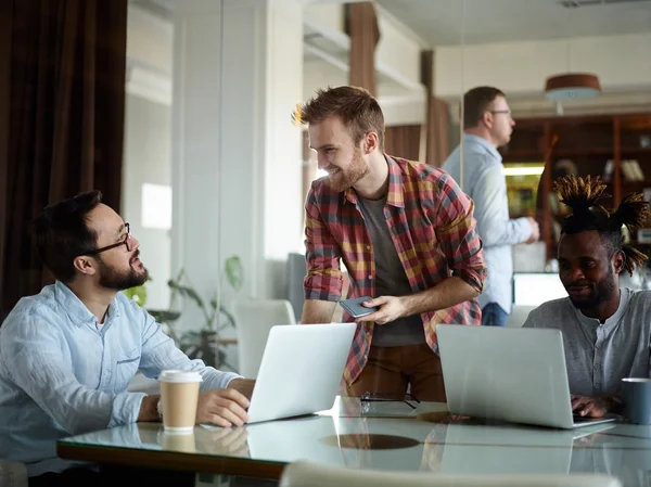 Empresarios trabajando en la oficina — Foto de Stock