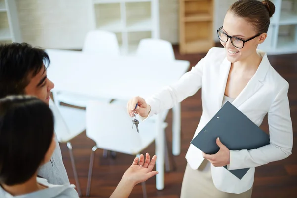 Agent immobilier donnant la clé à ses clients — Photo