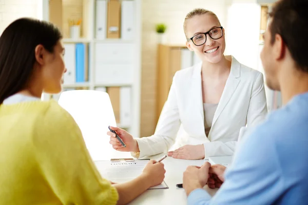 Jong koppel ondertekening contract — Stockfoto