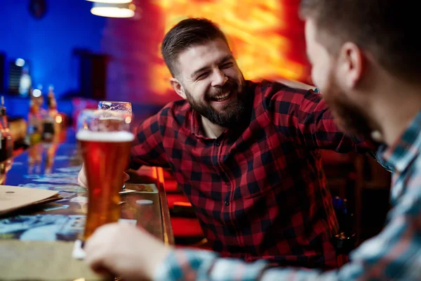 Uomo con amico in pub — Foto Stock