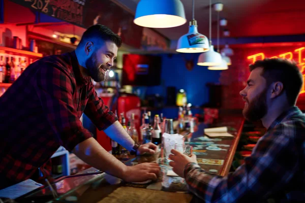 Barman e amigo conversando no pub — Fotografia de Stock