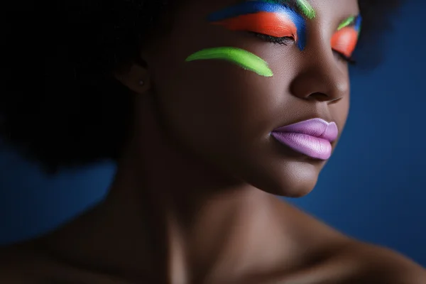 Fille africaine avec maquillage créatif — Photo