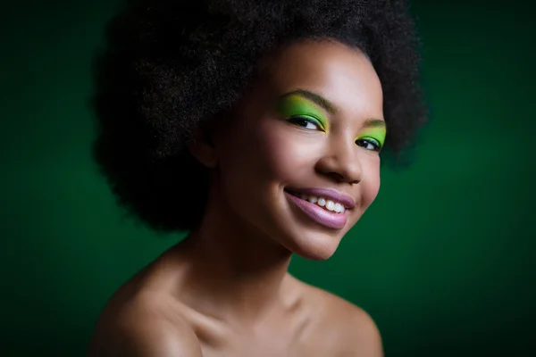 Привлекательная девушка с зелеными тенями для век — стоковое фото