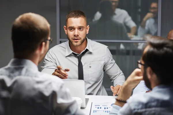 Chefer diskuterar data — Stockfoto