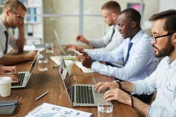 Arbeiter analysieren Daten — Stockfoto