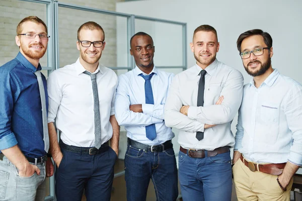 Dipendenti multietnici in abbigliamento formale — Foto Stock