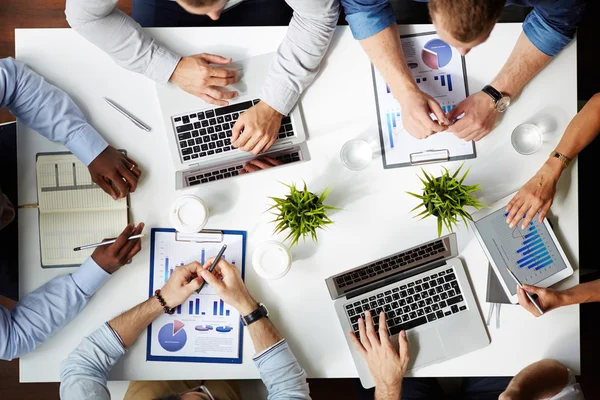 Handen van meerdere medewerkers — Stockfoto