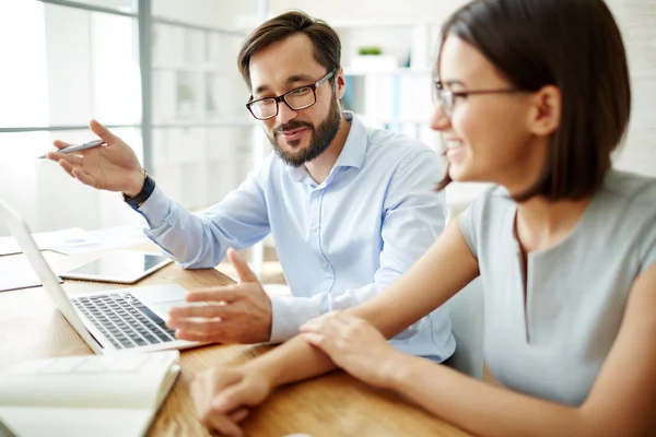 Grupo de empleados lluvia de ideas — Foto de Stock