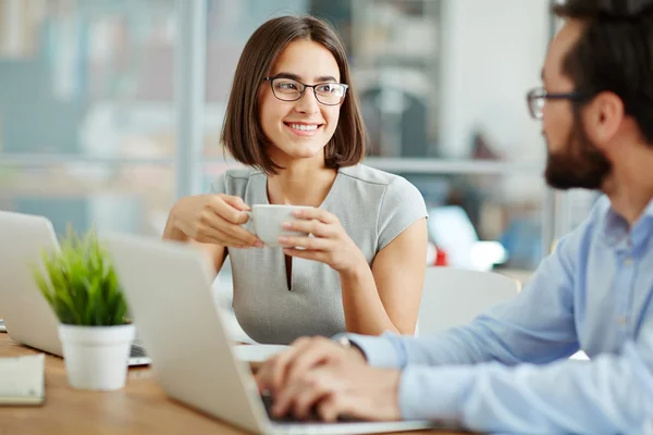 Secretaris met drankje in gesprek met werkgever — Stockfoto