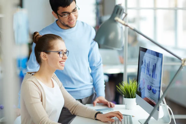 Businesswoman showing graphs  to his colleague — Stock Photo, Image