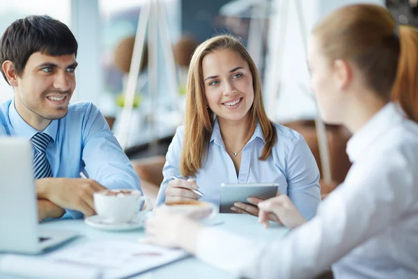 Managers interviewing potential candidate — Stock Photo, Image