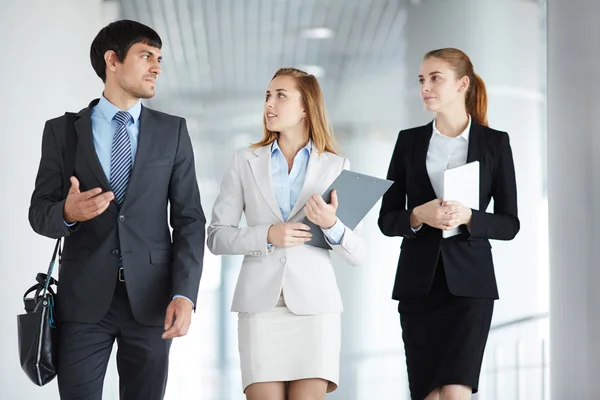 Businesswomen listening to co-worker — Stock Photo, Image