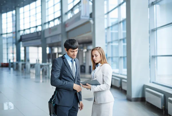 Secretária mostrando seu empregador — Fotografia de Stock