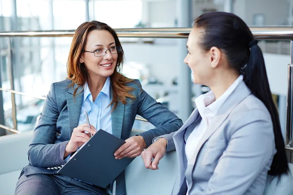 Zwei Geschäftspartner sitzen — Stockfoto