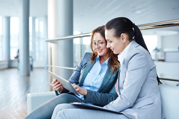 Business women watching something on touchpad — стоковое фото