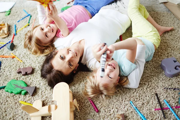 Familie van moeder en twee dochters — Stockfoto