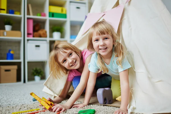 Gelukkig kleine zusters — Stockfoto