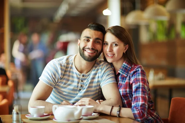 Ласкава пара сидить у кафе — стокове фото