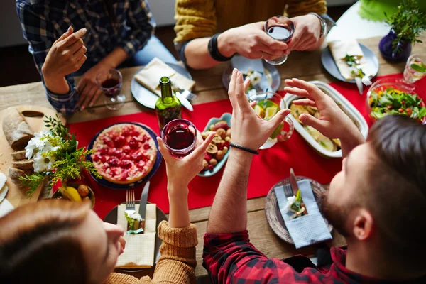 Gente cenando — Foto de Stock