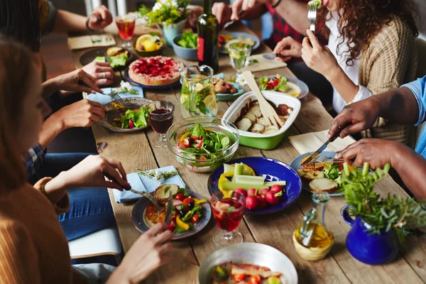 Människor som äter middag — Stockfoto