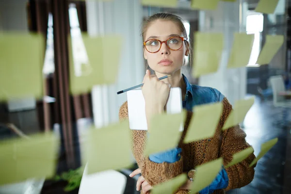 Schriftführerin liest Notizen — Stockfoto