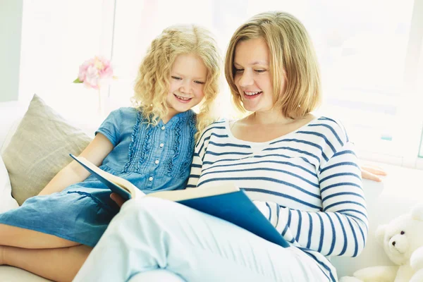 Mor och dotter läser bok — Stockfoto