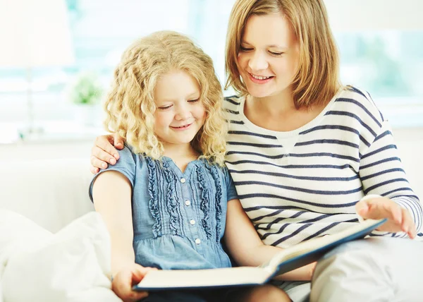 Frau liest Tochter Geschichten vor — Stockfoto