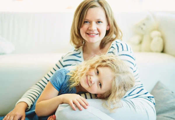 Ragazza e sua madre trascorrere del tempo — Foto Stock