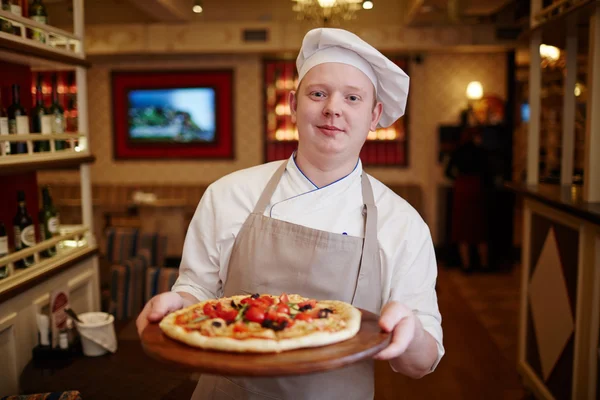 Pizza ile mutlu aşçı — Stok fotoğraf