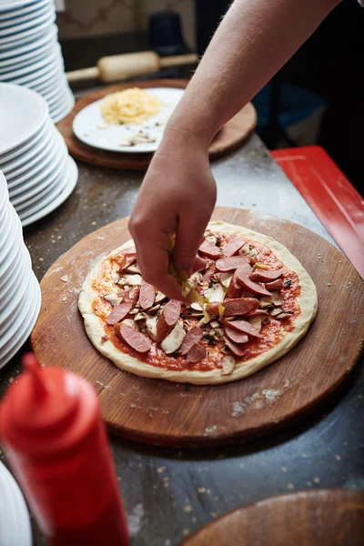 Chef des italienischen Restaurants bereitet Pizza zu — Stockfoto