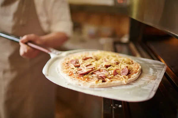 Şef holding ham pizza — Stok fotoğraf