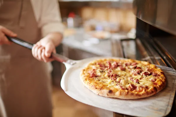 Taze pişmiş lezzetli pizza — Stok fotoğraf