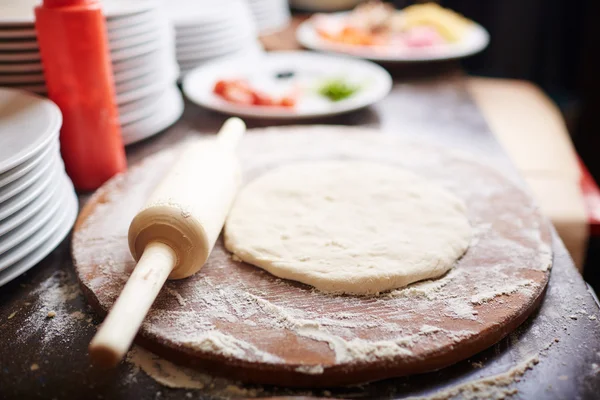 Rolling-pin en flatbread voor pizza — Stockfoto