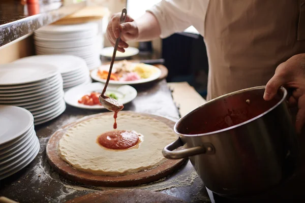 Kuchař v uniformě pizzu — Stock fotografie