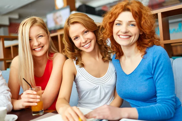 Счастливые девушки отдыхают в кафе — стоковое фото
