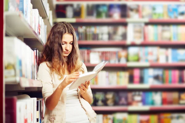 Uczący się czytanie w bibliotece — Zdjęcie stockowe