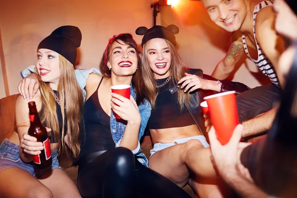 Американская вечеринка. Пьянка с друзьями. Пьяные студенческие вечеринки. Студенческая вечеринка. Тусовка картинки смешные.