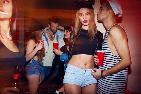 парень и девушка с напитком
 