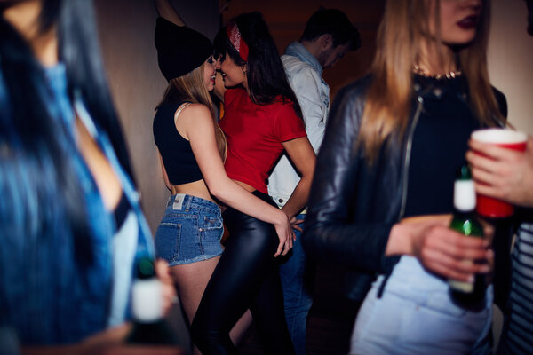 девушки танцуют в клубе
