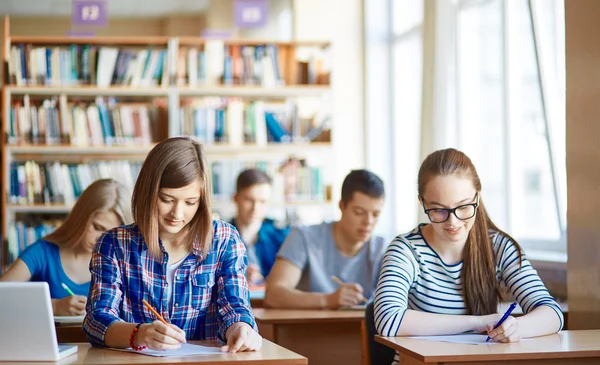 Mitschüler schreiben Test — Stockfoto