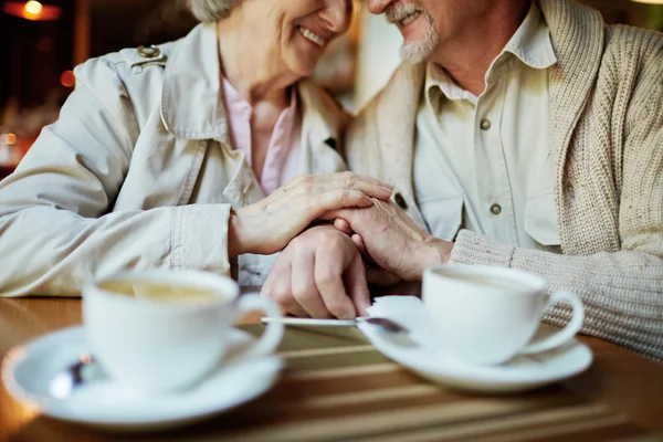 Seniorer att hålla händerna tillsammans — Stockfoto