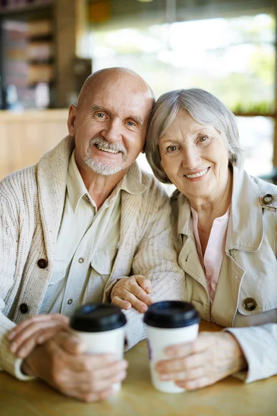 Happy seniors regardant la caméra — Photo