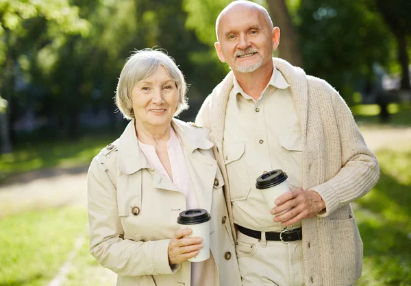 Pareja mayor con bebidas — Foto de Stock