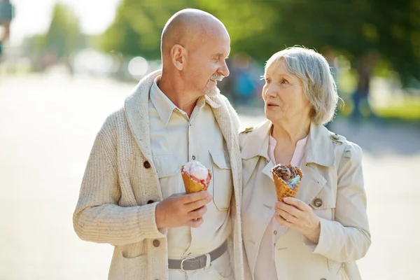 Amoureuze senioren met consumptie-ijs — Stockfoto